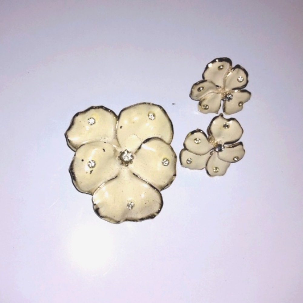 Vtg CORO Cream Enameled Brooch and Earrings Set